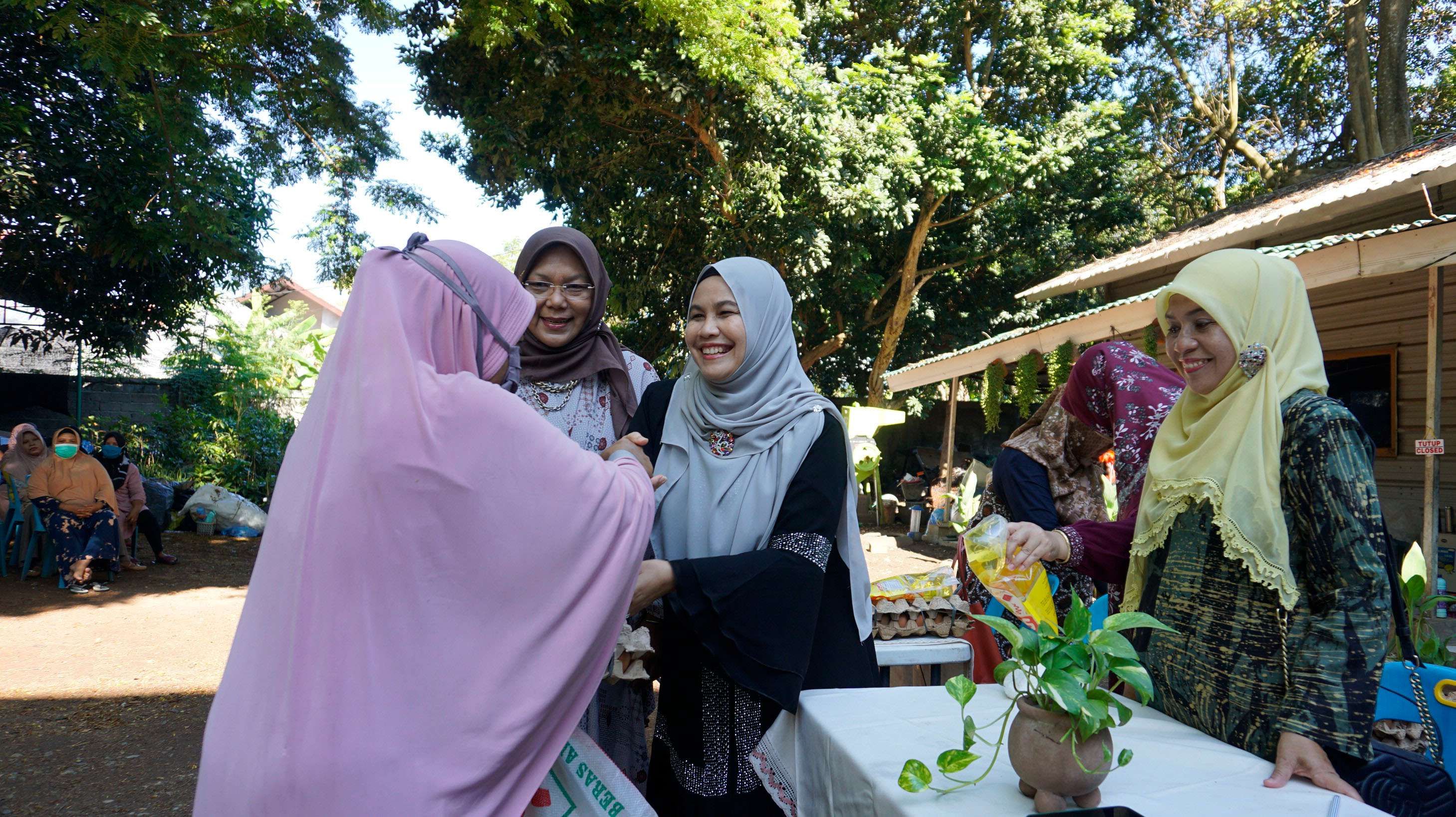 Ketua DWP USK, Ny. Eti Indari Marwan beserta pengurus menyerahkan sembako kepada petugas kebersihan yang ada di lingkungan kampus setempat. Dok. Humas USK